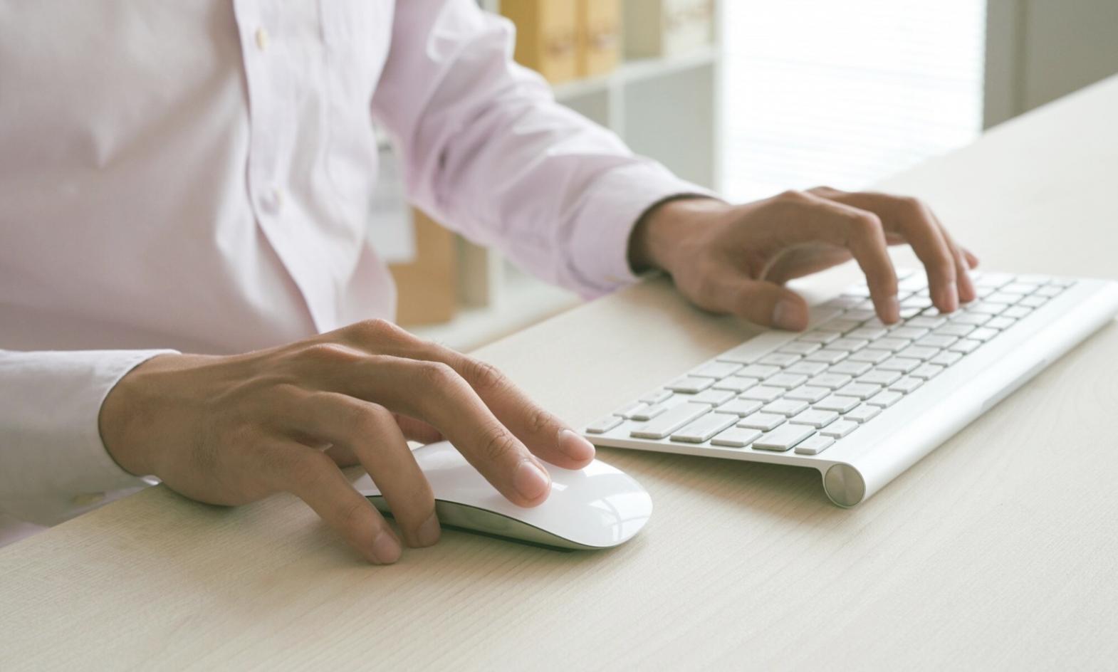 Moderne ontwikkelomgeving met meerdere monitoren voor cross-platform game development